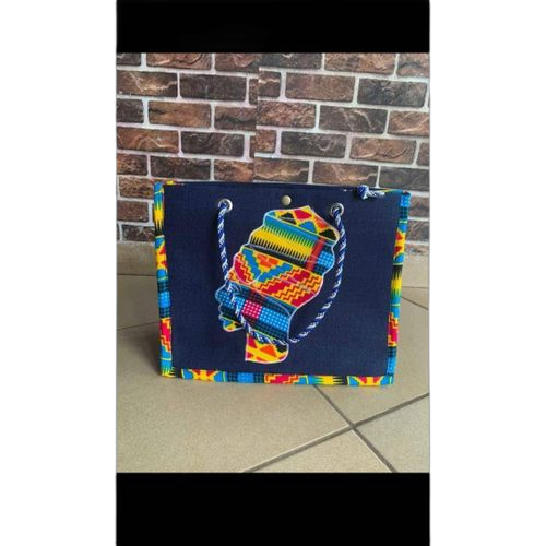 Sac fourre tout en raphia bleu et bordé de wax