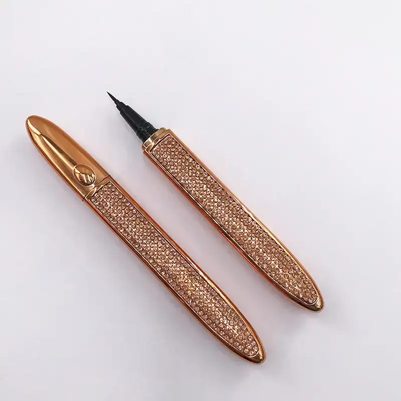 Colle faux cils eyeliner noir 2 en 1 waterproof_9596. Bienvenue chez DIAYTAR SENEGAL - Où l'Authenticité Rencontre l'Accessibilité. Explorez notre sélection abordable et découvrez des articles qui incarnent l'essence du Sénégal.