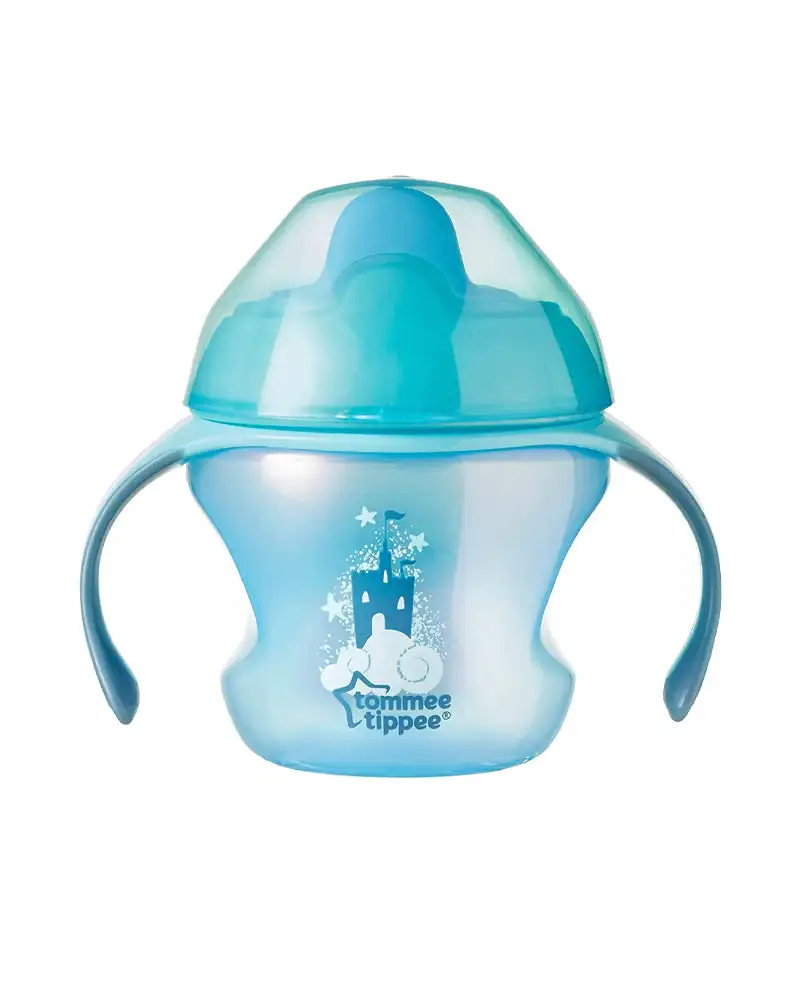 Tommee tippee tasse dentrainement avec poignees 4m 150ml bleu_3102. DIAYTAR SENEGAL - Où Choisir est un Voyage Cultuel. Explorez notre boutique en ligne et découvrez des produits qui célèbrent la richesse et la diversité culturelle du Sénégal.