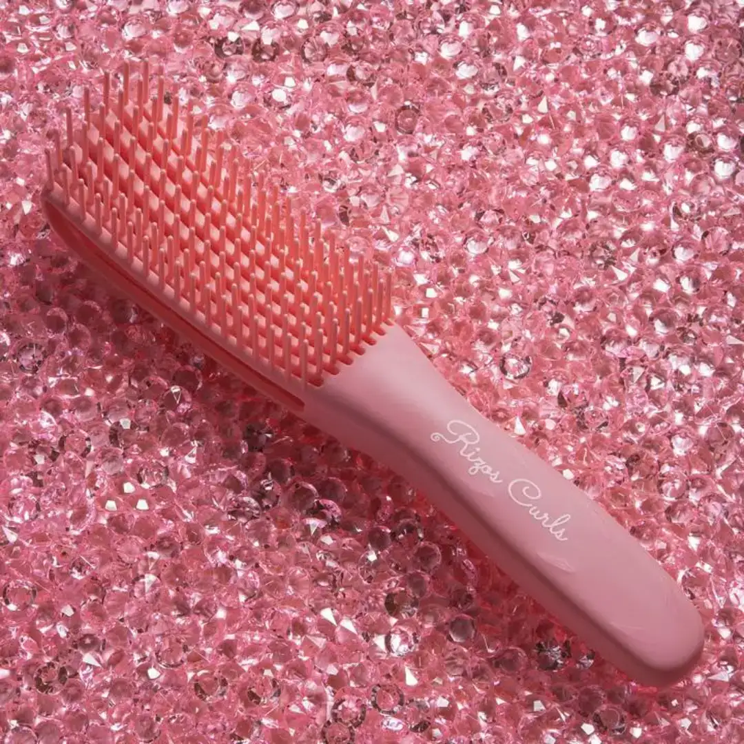 Brosse flexi demelante rose rizos curls_7814. Bienvenue sur DIAYTAR SENEGAL - Où Choisir est un Voyage Passionnant. Plongez dans notre catalogue et trouvez des produits qui révèlent la diversité et la beauté du Sénégal.