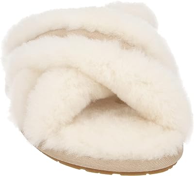 Pantoufles scuffita ugg pour femmes. Découvrez DIAYTAR SENEGAL, votre boutique en ligne incontournable pour des affaires discount. Profitez de nos multiples catégories allant des articles pour la maison aux gadgets dernier cri, en passant par la mode à petits prix. Faites-vous plaisir sans vous ruiner avec notre sélection variée !