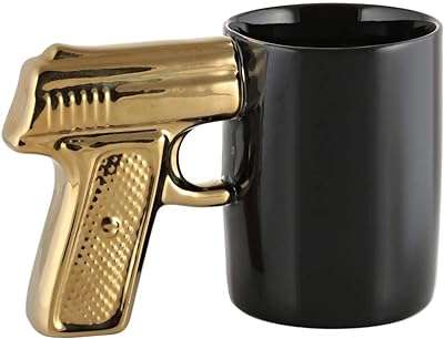 Tasse en céramique avec anse en forme de pistolet 1 pièce noir et or. DIAYTAR SENEGAL  : la référence en matière d'achats discount en ligne ! Découvrez notre large sélection de produits à des prix imbattables, de la maison à l'électroménager, en passant par l'informatique et la mode. Grâce à nos offres exclusives, faites-vous plaisir sans vous ruiner et profitez d'une qualité inégalée !