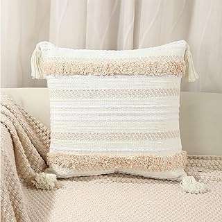 Housse de coussin bohème 45" x à pompons décoration bohème.. Vous cherchez des produits discount de qualité ? Ne cherchez plus, DIAYTAR SENEGAL  est là pour vous ! Parcourez notre boutique en ligne et découvrez une variété d'articles pour la maison, l'électroménager, la mode, l'informatique et les gadgets à des prix défiant toute concurrence. Ne manquez pas nos offres spéciales et économisez sur tous vos achats !