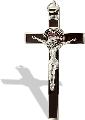 Crucifix mural de saint benoît avec laque teintée (marron argenté). DIAYTAR SENEGAL  - votre source de bons plans pour tous vos besoins en matière de produits discount. Avec une gamme variée de linge de maison, d'appareils électroménagers, d'articles informatiques et bien plus encore, nous sommes votre guichet unique pour des économies substantielles. Faites vos achats en ligne en toute confiance et profitez des meilleurs prix sur le marché.