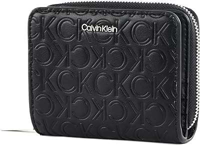 Portefeuilles calvin klein pour femme ck noir petite maroquinerie. DIAYTAR SENEGAL, le site qui rend le shopping abordable pour tous ! Découvrez des offres incroyables sur une variété de produits essentiels, de la maison aux dernières tendances mode, en passant par l'électroménager et l'informatique. Ne manquez pas nos offres limitées et économisez gros sur vos achats en ligne !