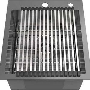 Évier de cuisine krina à cuve unique en acier inoxydable noir avec rebord. Faites des économies avec DIAYTAR SENEGAL, votre boutique en ligne discount préférée. Parcourez notre sélection complète d'articles allant des équipements électroménagers aux produits informatiques en passant par la mode et les gadgets. Profitez de nos promotions régulières et découvrez des prix incroyables sans jamais sacrifier la qualité.