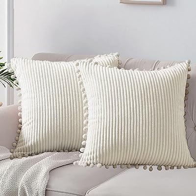 Lot de 2 housses de coussin décoratives style bohème avec pompons ensemble carrées en velours. DIAYTAR SENEGAL, votre boutique en ligne préférée pour des offres discount exceptionnelles. Explorez notre assortiment varié comprenant des produits de qualité pour la maison, l'électroménager, l'informatique, la mode et les gadgets, le tout à des prix défiant toute concurrence. Faites confiance à notre expertise et profitez d'une expérience d'achat en ligne pratique et avantageuse.