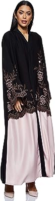 Abaya noire pour femme avec détails de broderie rose. l'abaya est livrée avec le hijab. Découvrez DIAYTAR SENEGAL, où vous trouverez une sélection incomparable de produits discount. De la cuisine à la mode en passant par les gadgets high-tech, notre boutique en ligne vous offre la possibilité d'économiser tout en profitant de produits de qualité pour tous les aspects de votre vie.