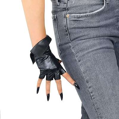 Dooway gants de poignet demi doigt en cuir véritable pour femmes manchette. Économisez tout en vous faisant plaisir grâce à DIAYTAR SENEGAL, votre boutique en ligne généraliste. Notre large gamme de produits, allant de la décoration de maison aux gadgets dernier cri, en passant par la mode et l'électroménager, vous permettra de trouver ce que vous désirez à prix réduits.