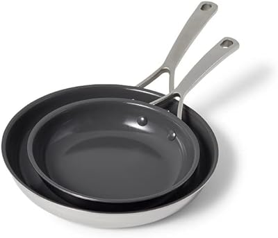 Ensemble de poêles à frire antiadhésives en céramique et acier inoxydable sur la table