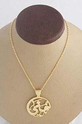 Une chaîne circulaire avec un pendentif en forme du nom de mona, plaquée