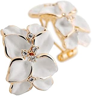 Une parure de bijoux en plaqué or rose parsemée de pierres de cristal