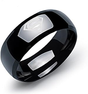Une élégante bague en titane noir portant un motif superman pour hommes