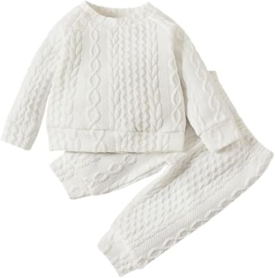 Un ensemble de vêtements d'automne et d'hiver pour enfants composé d'un sweat-shirt