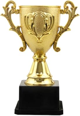 Un gobelet en plastique doré pour le premier prix des compétitions sportives