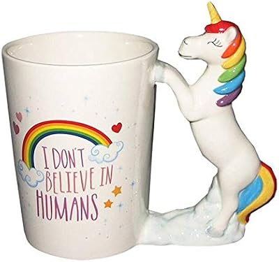 Une tasse en céramique pour boire de l'eau et du café décorée