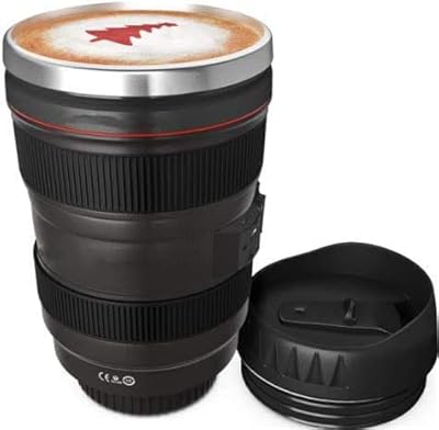 Tasse à café de voyage avec objectif d'appareil photo isolé en acier inoxydable