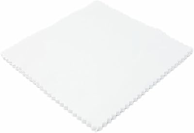 Un chiffon en microfibre blanc pour nettoyer les lunettes, lunettes de soleil, téléphones