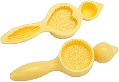 Un petit moule circulaire en plastique en forme de cœur et ovale du