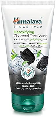 Le nettoyant pour le visage au charbon détoxifiant himalaya aide à éliminer la saleté
