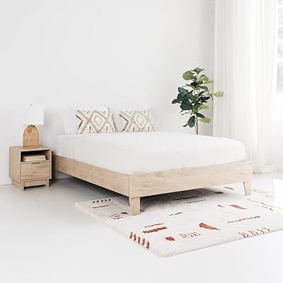Un lit au design distinctif d'ashley oliah en grain de bois
