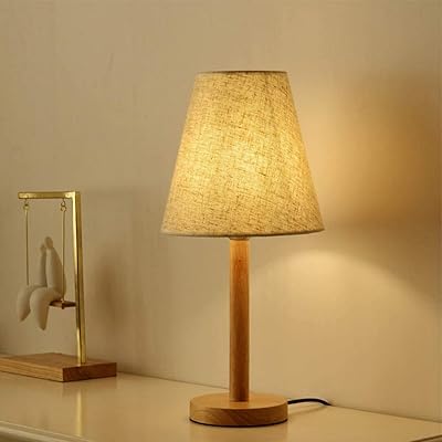 Une lampe de chevet avec un abat-jour en tissu comprenant des led sera