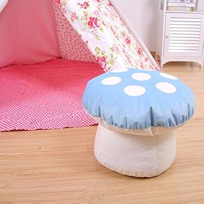 Un fauteuil pour enfant en tissu avec intérieur en mousse, un pouf moelleux