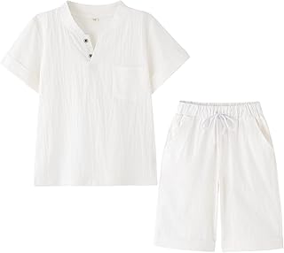 Un ensemble deux pièces composé d'un t-shirt à manches courtes et d'un short