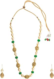 Un long collier polki en alliage d'or décoré de perles ovales de mala