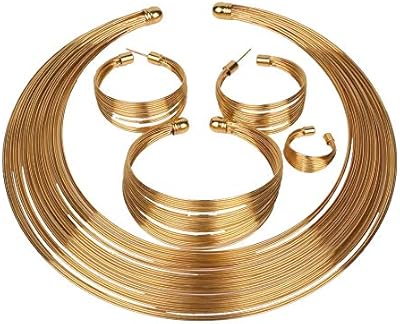 Un ensemble de bijoux en plaqué or des dernières créations élégantes, un ensemble