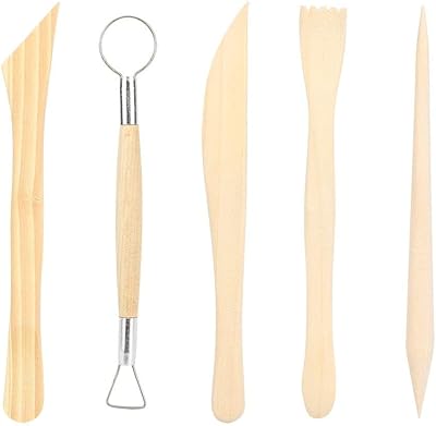 Un ensemble d'outils de sculpture en poterie et en argile avec un manche