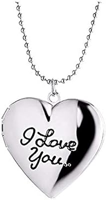 Une chaîne en argent avec un pendentif en forme de coeur décoré du