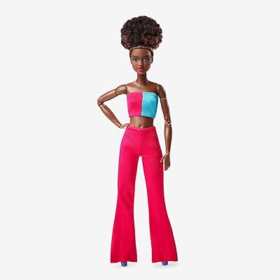 Poupée barbie luxe, cheveux noirs naturels, vêtements multicolores, haut court et pantalon large