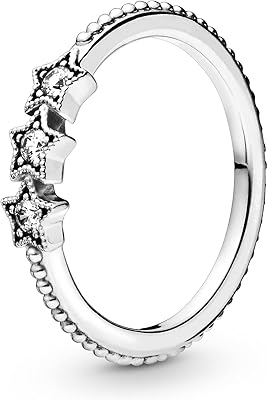 Une bague en argent sterling parsemée de zircons cubiques avec un motif
