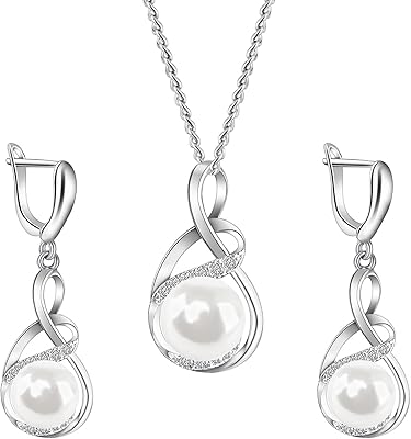 Un ensemble de bijoux collier de perles et pendentif serti de zircons cubiques
