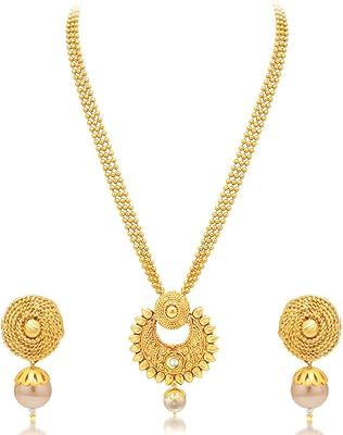 Une ravissante parure de bijoux de mariage en plaqué or, composée d'une paire