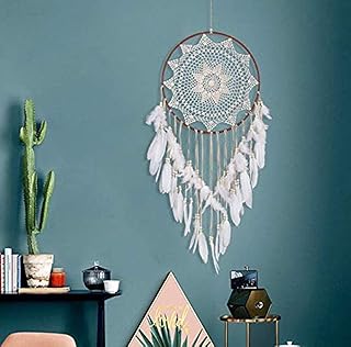 Attrape-rêves en dentelle couleur café décoré dans un style scandinave, objets artisanaux