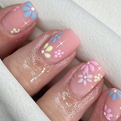 Un ensemble de faux ongles carrés courts colorés avec motif floral en acrylique