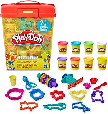 Un ensemble d'outils play-doh de différentes formes pour les enfants âgés de 8