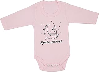 Une combinaison à manches longues à boutons-pression imprimée avec les mots ramadan kareem