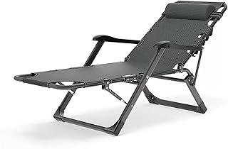 Chaises longues pliantes surdimensionnées, chaises longues et chaises de camping sur le patio