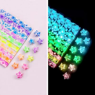 Bandes de papier étoile origami lumineuses brillent dans le noir bricolage