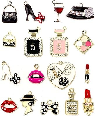 Assortiment de pendentifs en forme de rouge à lèvres et de parfum plaqués