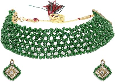 Un collier de perles et des boucles d'oreilles serties de cristaux verts