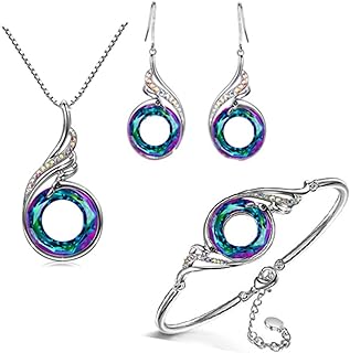 Un ensemble de boucles d'oreilles et d'un bracelet en cristal coloré avec un motif