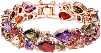 Un charmant bracelet doré au dernier design moderne et incrusté de cristaux
