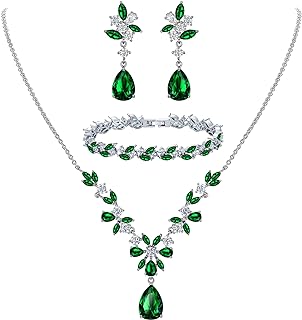 Un ensemble de bijoux composé d'un collier, de boucles d'oreilles et d'un pendentif