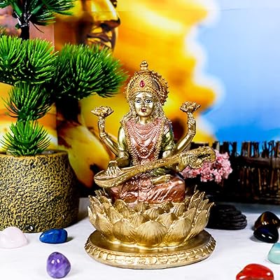 Statue du seigneur hindou bang da saraswati musicien indien assis sur une sculpture