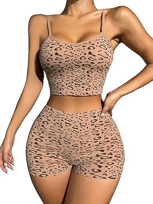 Ensemble pyjama deux pièces pour femme avec haut à fines bretelles et short