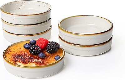 Un ensemble de ramequins de plus de plats peu profonds à la crème